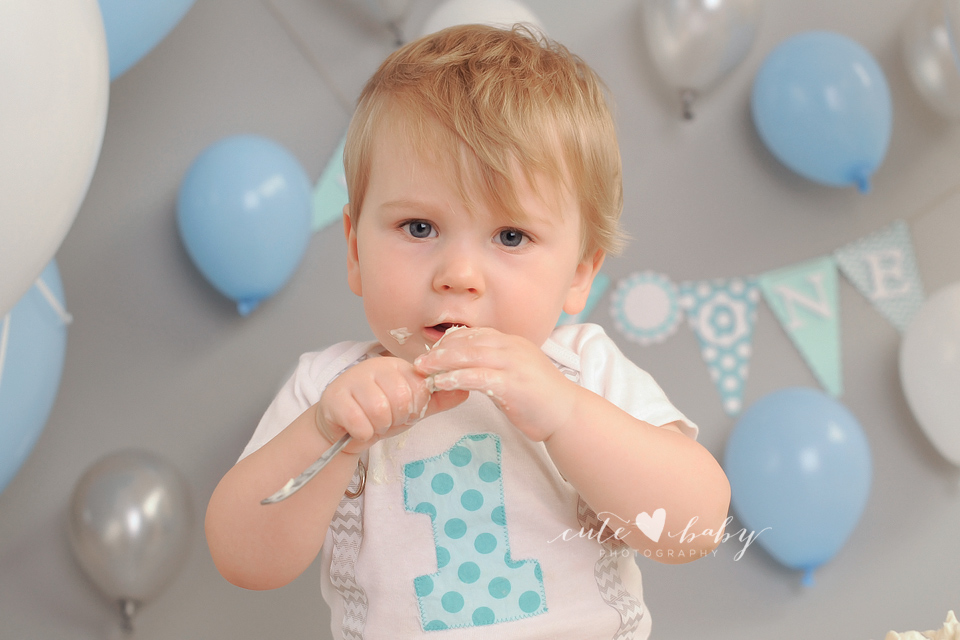 cutebaby photography Manchester, Hyde, cake smash Cheshire